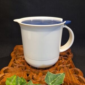 Tupperware 12-ounce Creamer White & Navy Blue w/ Snap-on Flip Top Lid ~ 2309A-1